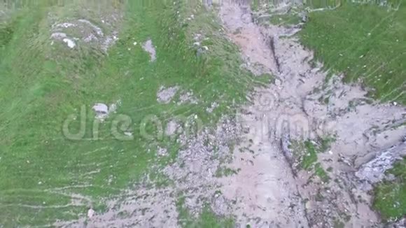 空中飞行越过布塞吉山道倾斜视频的预览图