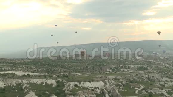 土耳其卡帕多西亚的许多热气球视频的预览图
