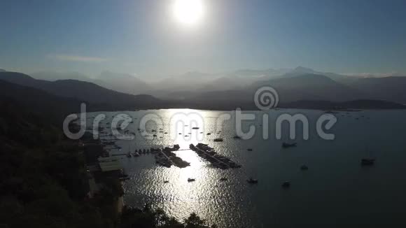 美丽的日落鸟瞰与船在帕拉蒂里约热内卢巴西视频的预览图