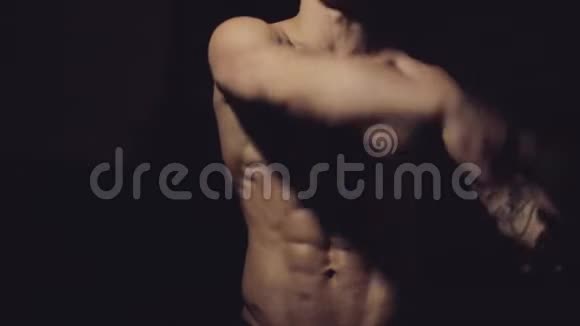 一个年轻人的美丽身体弯曲手臂托索视频的预览图