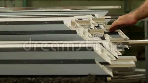 制造窗户pvc男工将金属型材插入塑料型材pvc特写pvc型材视频的预览图