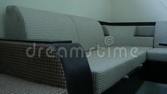 灰色沙发在家具店视频的预览图