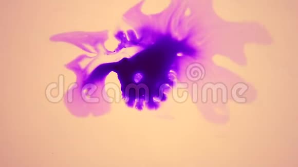 美丽的蔓延紫色墨水滴黄湿光滑的表面视频的预览图