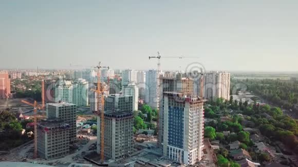空中无人机射击大城市发展区域高层建筑建设建筑起重机和视频的预览图