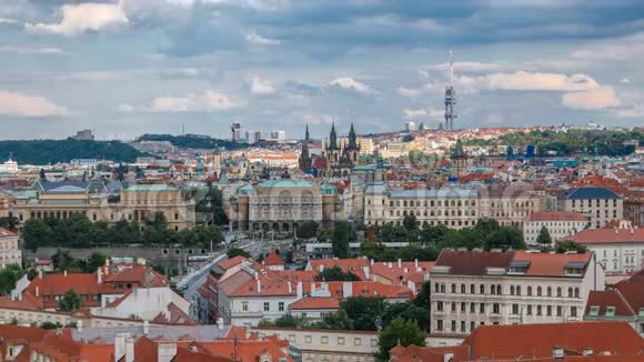 布拉格的美丽景色捷克共和国与流动的伏尔塔瓦河和齐兹科夫电视塔的时间推移视频的预览图