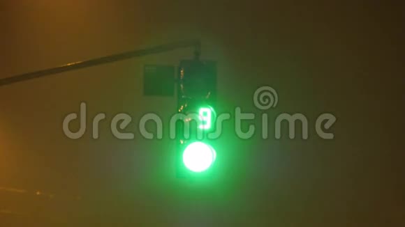 晚上用计时器将红绿灯从绿色调到红色视频的预览图