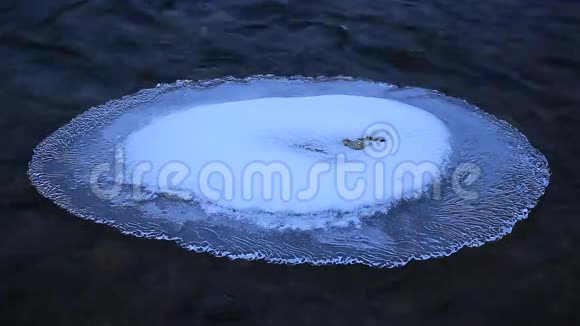 河中岩石上的冰雪视频的预览图