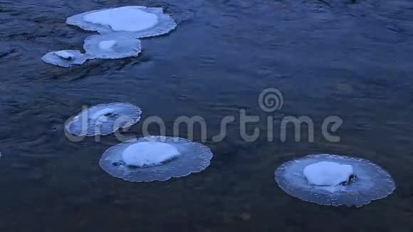 河中岩石上的冰雪视频的预览图