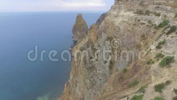 一对已婚夫妇在菲伦特角美丽悬崖边上的空中录像视频的预览图