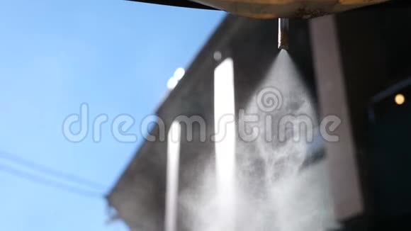 街道上的冷却系统把冷蒸汽喷得很近慢动作视频的预览图