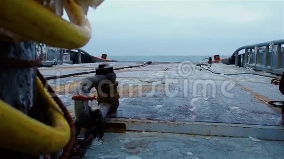 从船甲板上看船上有一条线覆盖着冰面木板和平静的海面视频的预览图