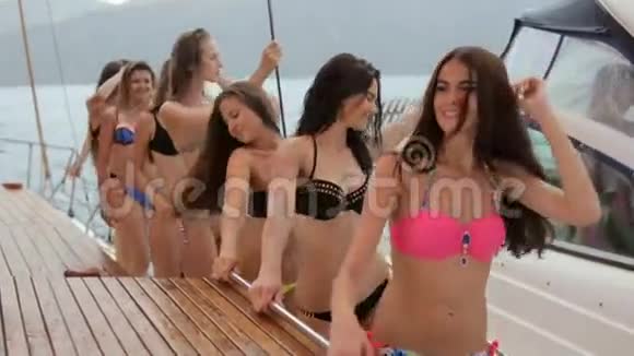 一群穿比基尼的快乐女孩在游艇上度假视频的预览图