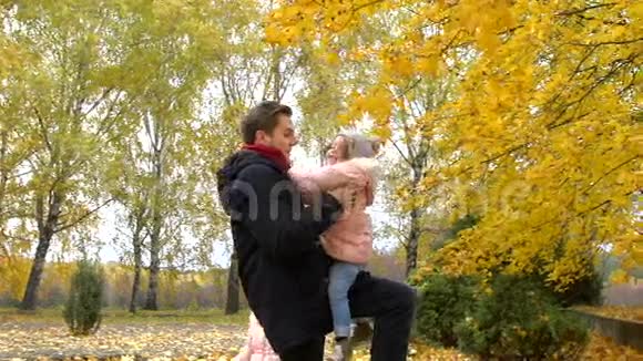 秋天公园的幸福家庭爸爸把他的孩子扔了视频的预览图