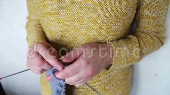 女人的手在织针视频的预览图