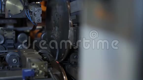 带有点焊机器人的加热散热器厂的工作传送带视频的预览图