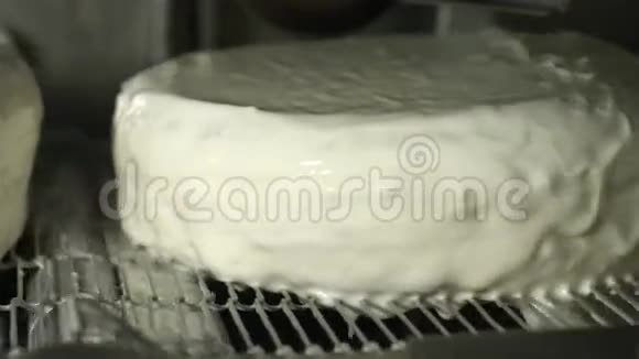 空气中的白色蛋糕视频的预览图