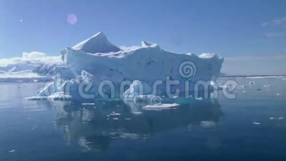 从船上看到的冰川视频的预览图