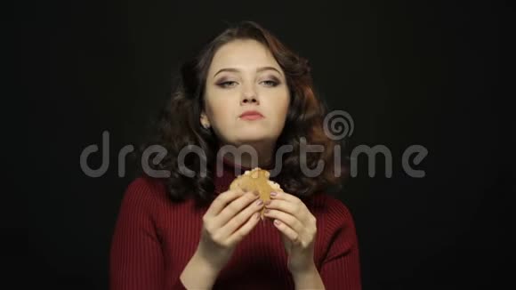 美女吃汉堡特写镜头视频的预览图