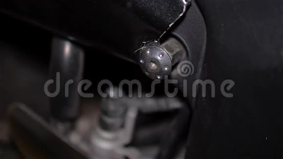 机械师戴上手套将螺丝从车间的两个黑色摩托车坏部件上拆下金属螺栓视频的预览图