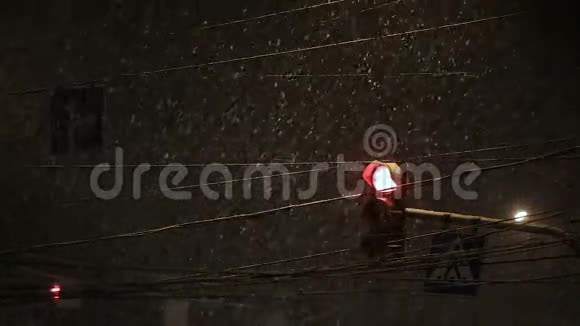 降雪时交通灯闪亮天气不好路上又下雨又下雪反射夜灯汽车视频的预览图