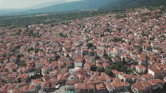 空中射击从上面看希腊有红色屋顶的房子视频的预览图