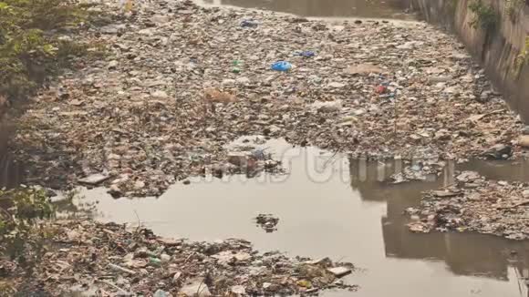 达拉维贫民窟的脏河孟买印度视频的预览图