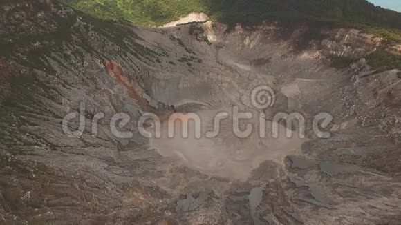 唐库班佩拉胡火山口空中视频的预览图