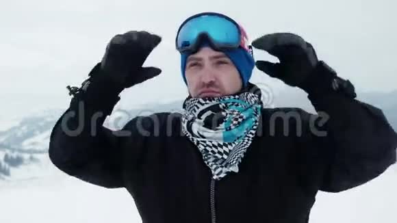 冬天戴着滑雪眼镜的人视频的预览图