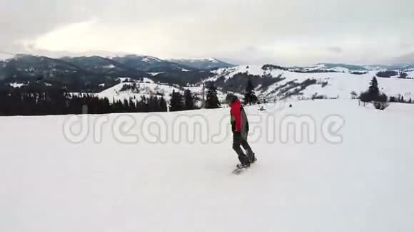 滑雪者在滑雪道上耍花招视频的预览图