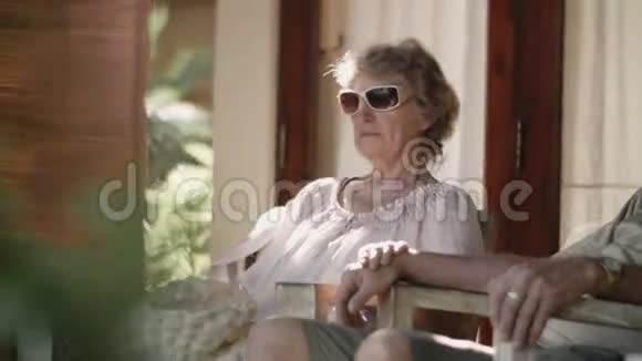 年长夫妇坐在院子里放松视频的预览图