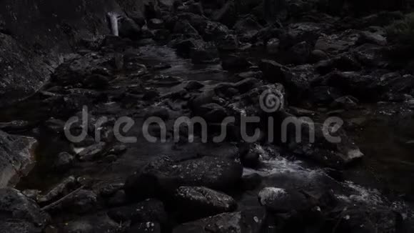 强大的瀑布乌恰阿尔泰山西伯利亚俄罗斯视频的预览图
