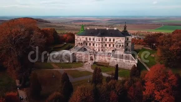 秋天的城堡景观在飞行视频的预览图