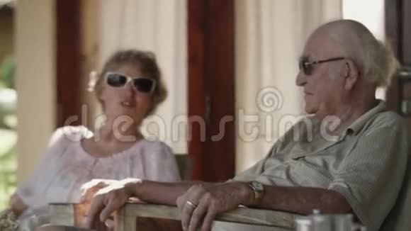 年长夫妇坐在院子里放松视频的预览图
