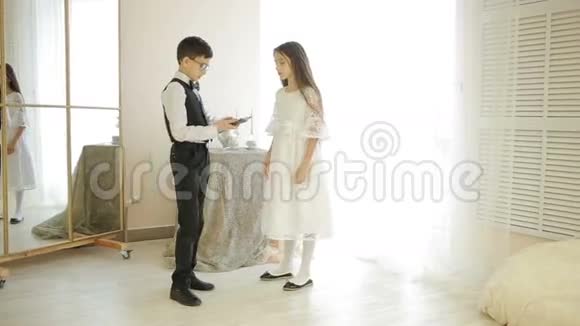 穿西装的男孩在女孩面前跳舞视频的预览图