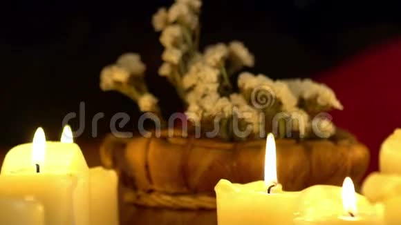 用燃烧的蜡烛和按摩草药的静物背景女孩得到按摩视频的预览图