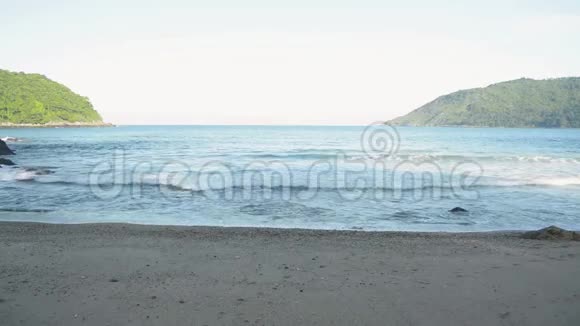 蓝天下普吉岛西海岸亚努伊海滩之美视频的预览图