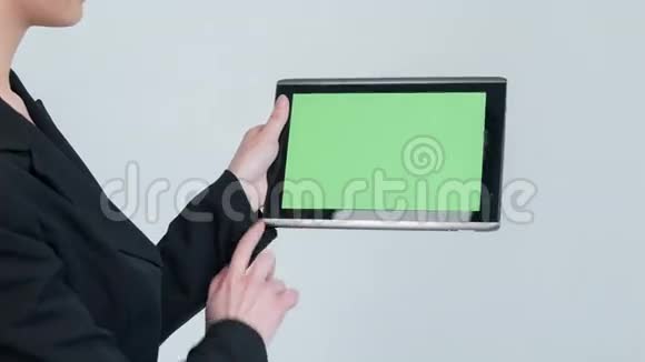 为平板电脑工作的女士做特写视频的预览图