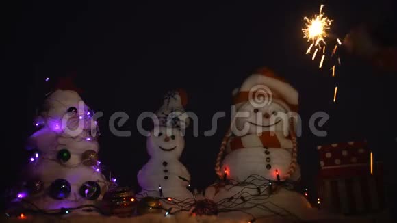 圣诞快乐雪人快乐和雪人新年快乐雪人幸福的一对雪人庆典视频的预览图