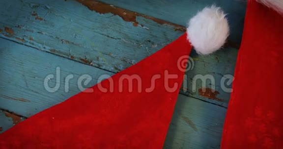 木制木板上有圣诞老人的帽子视频的预览图