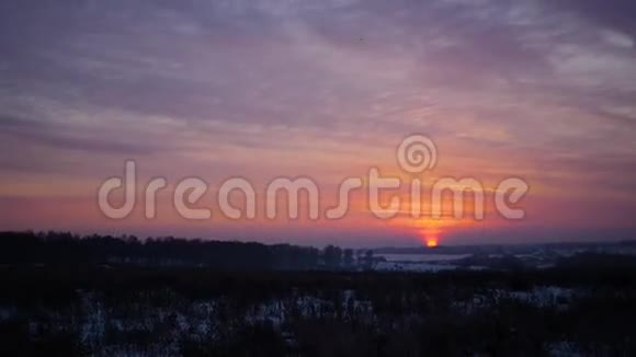 寒冷的冬天的日落红色天空视频的预览图
