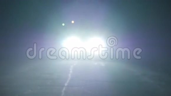 晚上用灯光移动汽车汽车在空夜路上行驶在黑暗中只看到了汽车的亮光视频的预览图