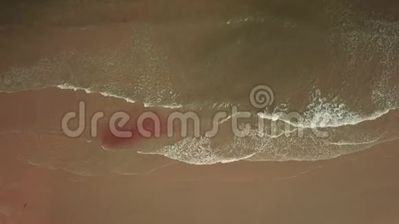 海浪的俯视图慢动作空中4k视频视频的预览图