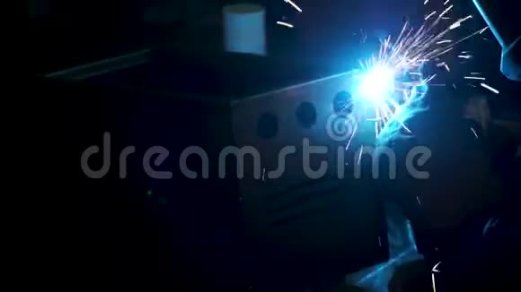 工工焊接慢动作剪辑金属焊接在超慢运动中的特写特写镜头焊工视频的预览图