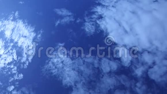 蓝色和白色戏剧云景视频的预览图
