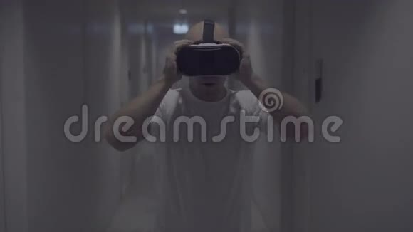 男人在走廊里用虚拟现实眼镜视频的预览图