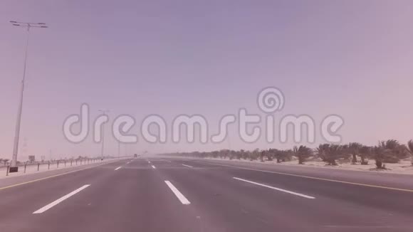 沙尘暴在高速公路上扫过沙子的录像视频的预览图