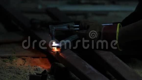 气割金属采用乙炔火炬视频的预览图