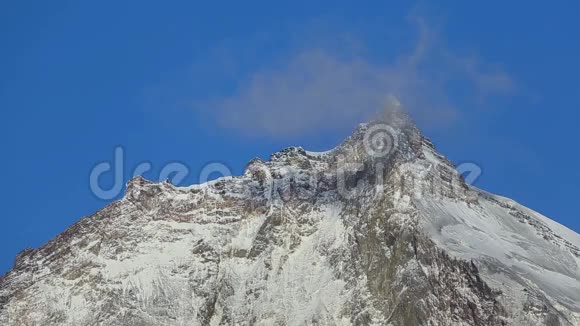 晴朗的日子和蓝天上美丽的卡门火山岩石峰视频的预览图