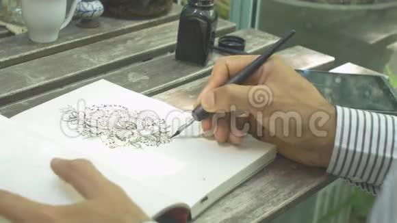黑墨在纸上特写男性手绘涂鸦线条艺术视频的预览图