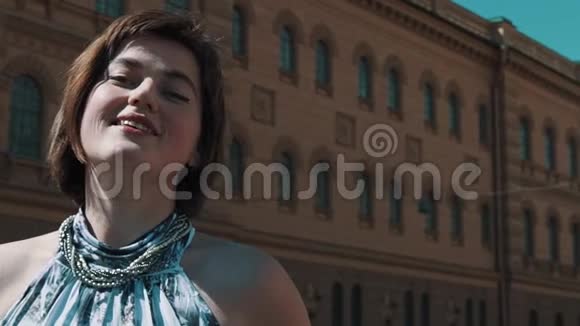 美丽的歌手女孩在老城表演夏装视频的预览图
